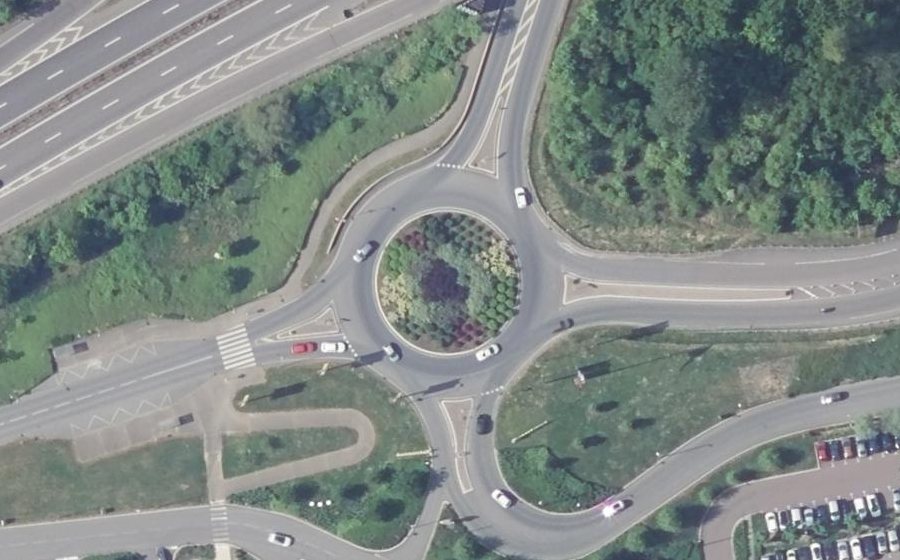 Vue aérienne du Rond-point anonyme n°286824602