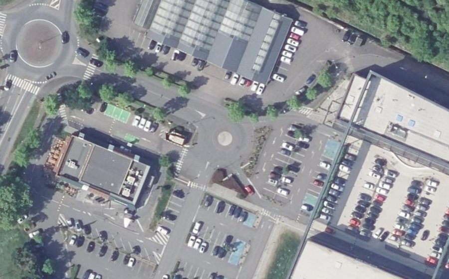 Vue aérienne du Rond-point anonyme n°286824616