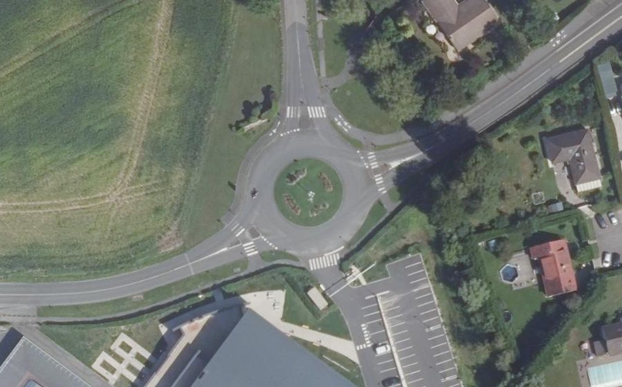 Vue aérienne du Rond-point anonyme n°28684403