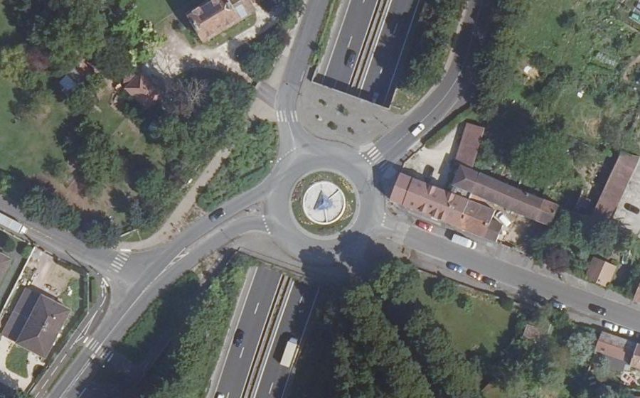 Vue aérienne du Rond-point anonyme n°28684568