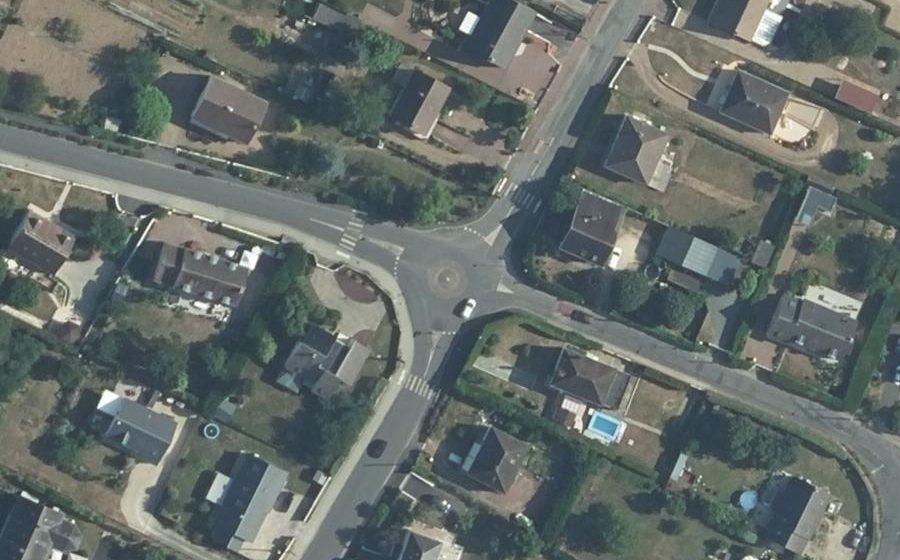 Vue aérienne du Rond-point anonyme n°28685211