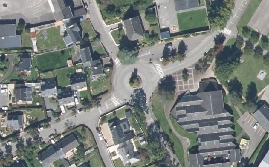 Vue aérienne du Rond-point anonyme n°286969389