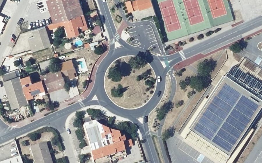 Vue aérienne du Rond-point anonyme n°28703822