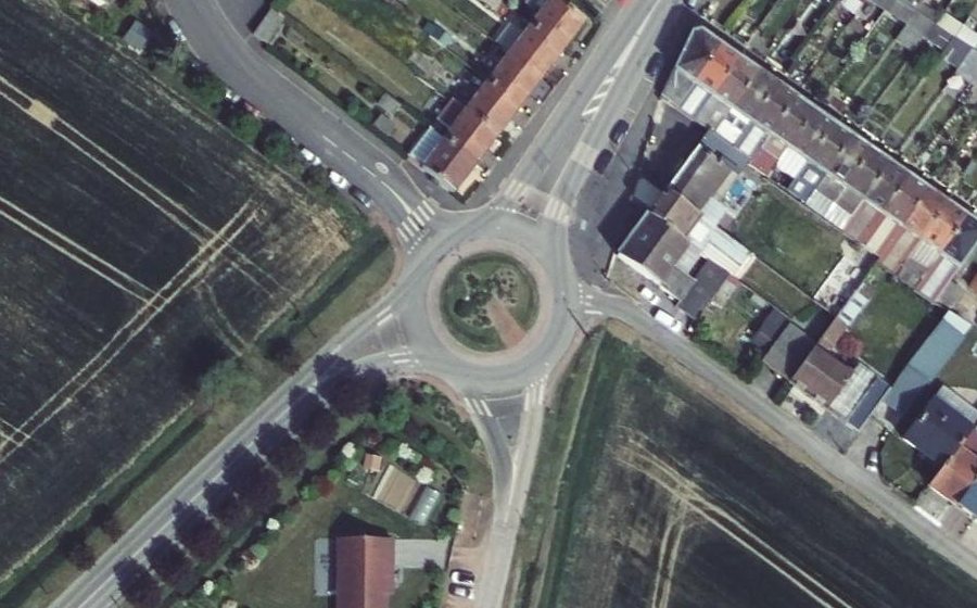 Vue aérienne du Rond-point anonyme n°28705557