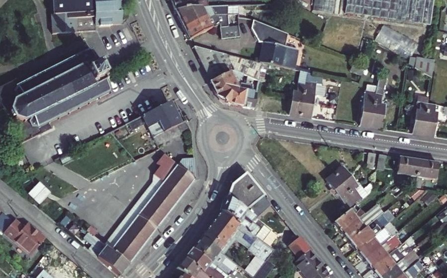 Vue aérienne du Rond-point anonyme n°28705564