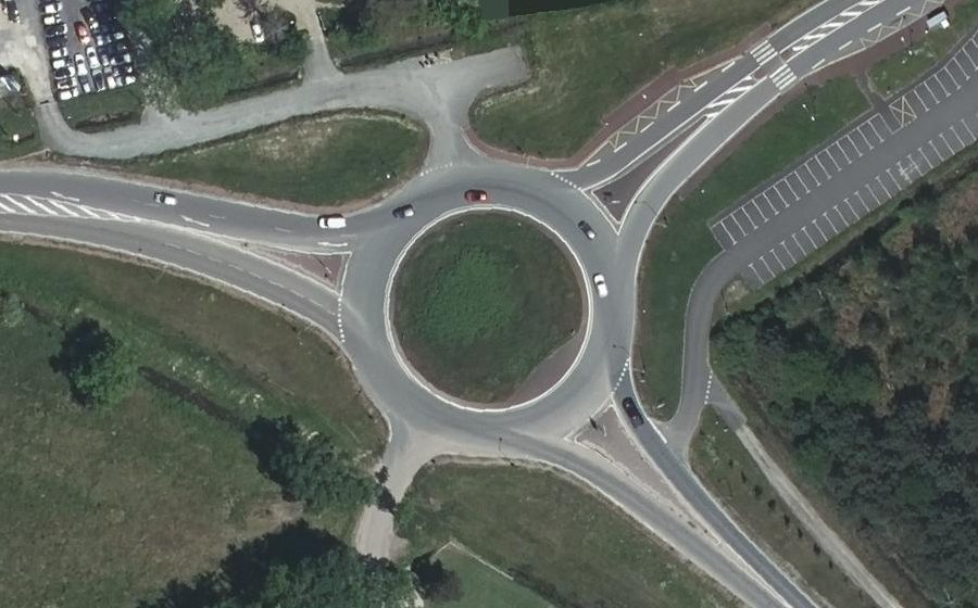 Vue aérienne du Rond-point anonyme n°28705722