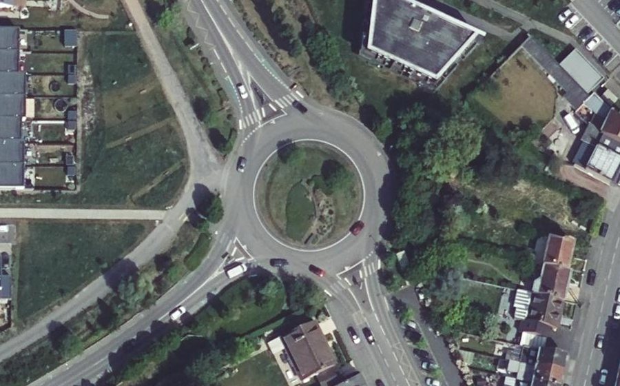 Vue aérienne du Rond-point anonyme n°28705744