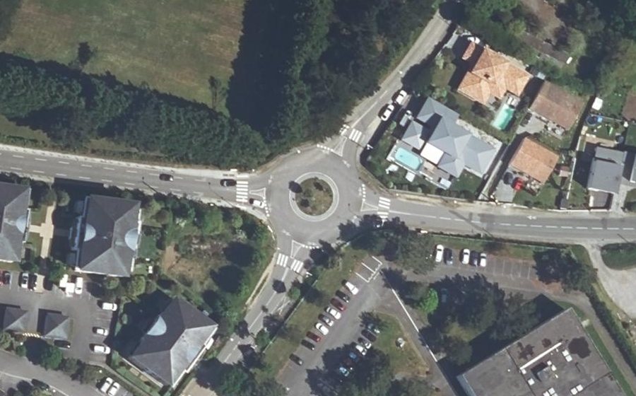 Vue aérienne du Rond-point anonyme n°287096509