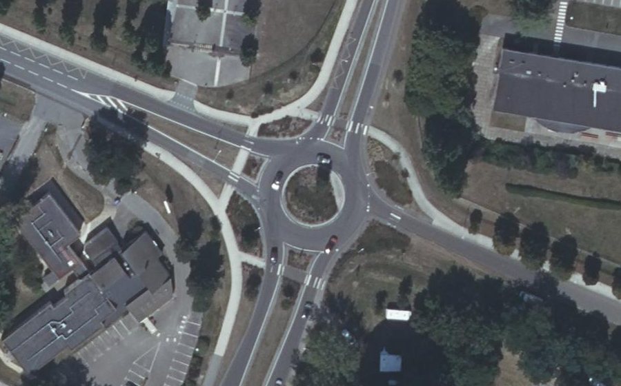 Vue aérienne du Rond-point anonyme n°287236857