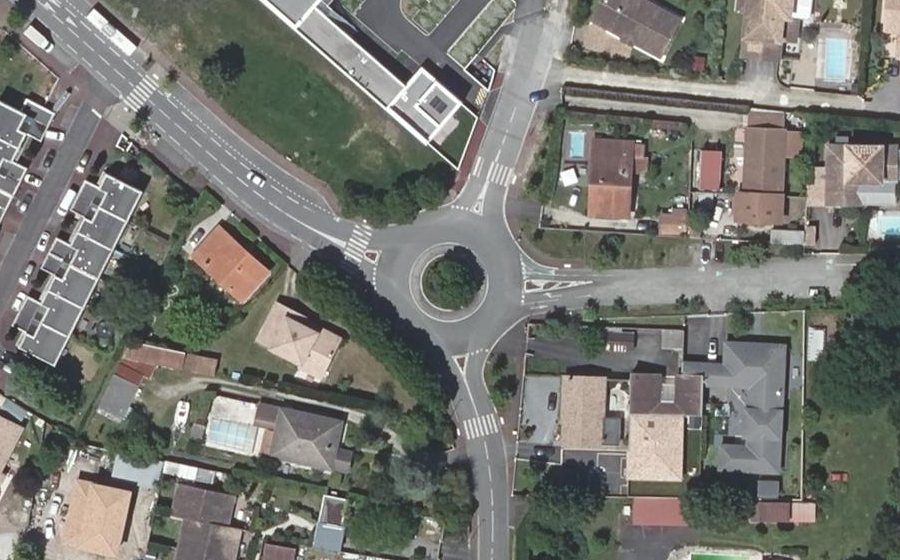 Vue aérienne du Rond-point anonyme n°28729584