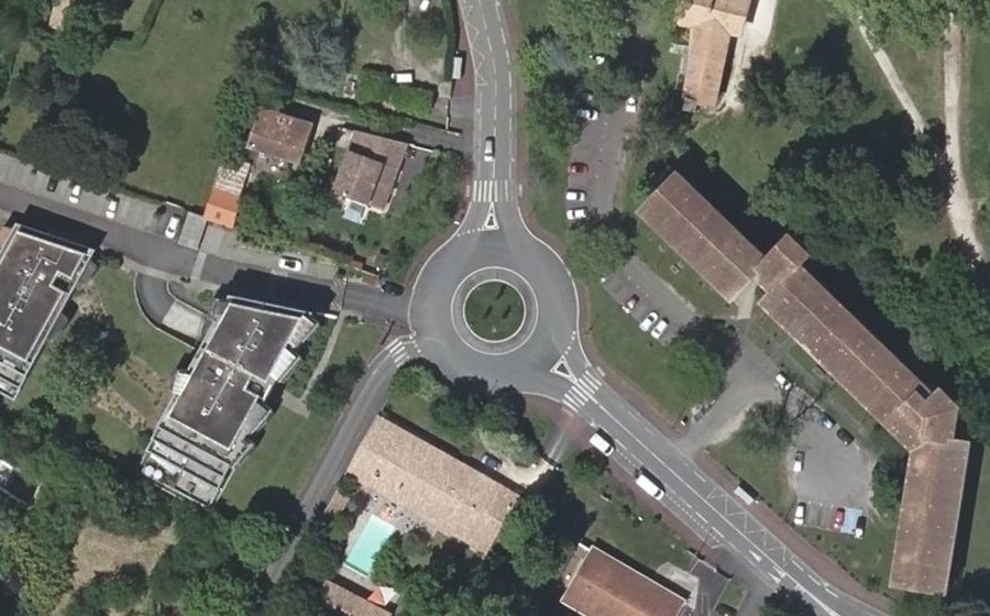 Vue aérienne du Rond-point anonyme n°28729736