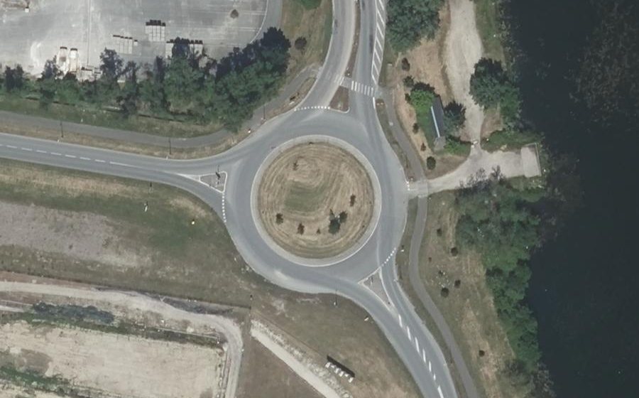 Vue aérienne du Rond-point anonyme n°28730264