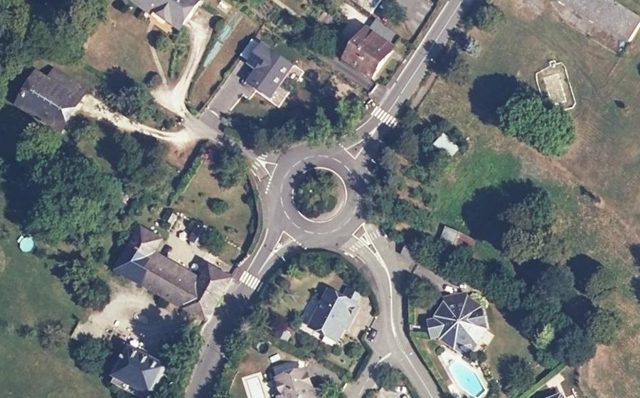 Vue aérienne du Rond-point anonyme n°28731818