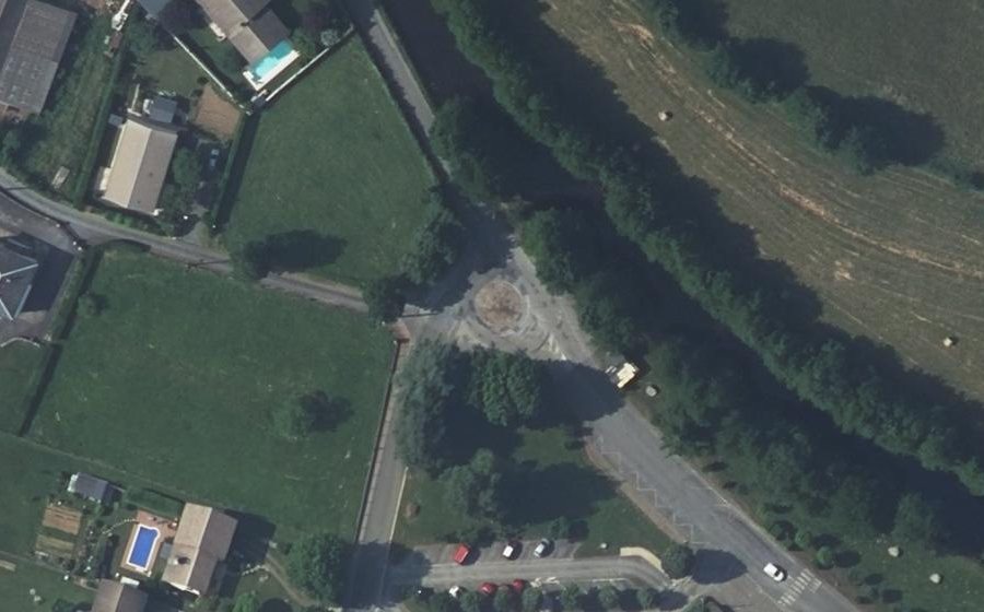 Vue aérienne du Rond-point anonyme n°287366205