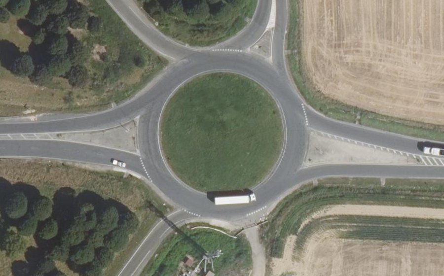 Vue aérienne du Rond-point anonyme n°28745277