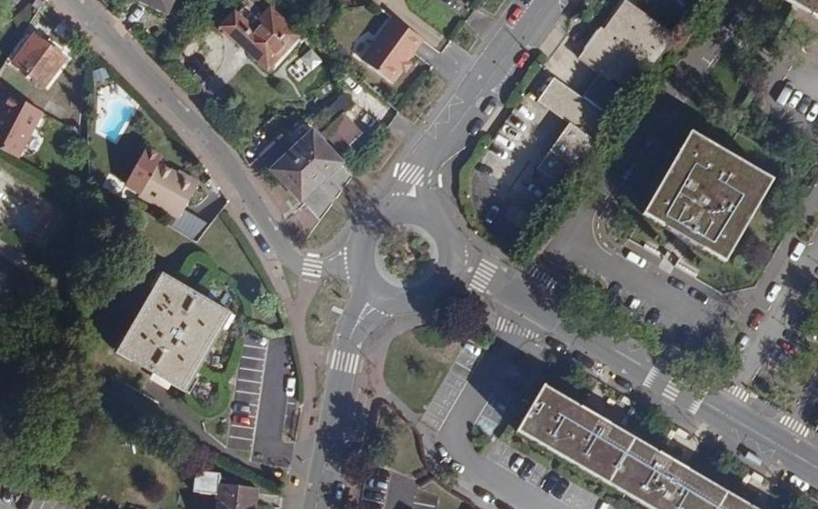 Vue aérienne du Rond-point anonyme n°28754339