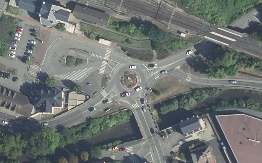 Vue aérienne du Rond-point anonyme n°28758179