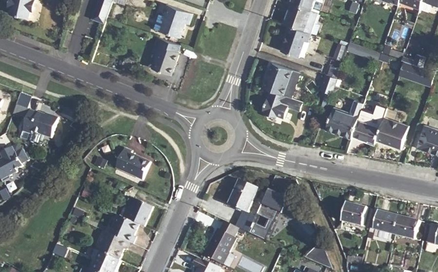 Vue aérienne du Rond-point anonyme n°287630401