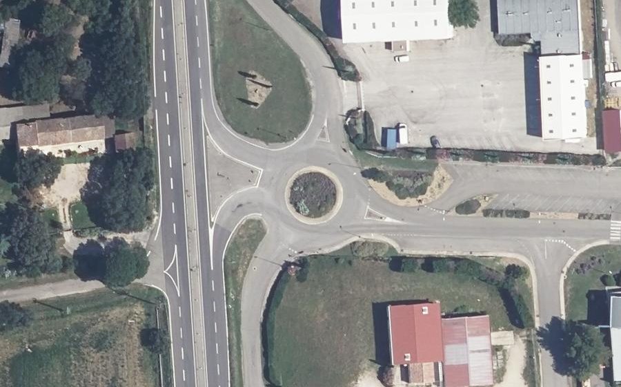 Vue aérienne du Rond-point anonyme n°287673678