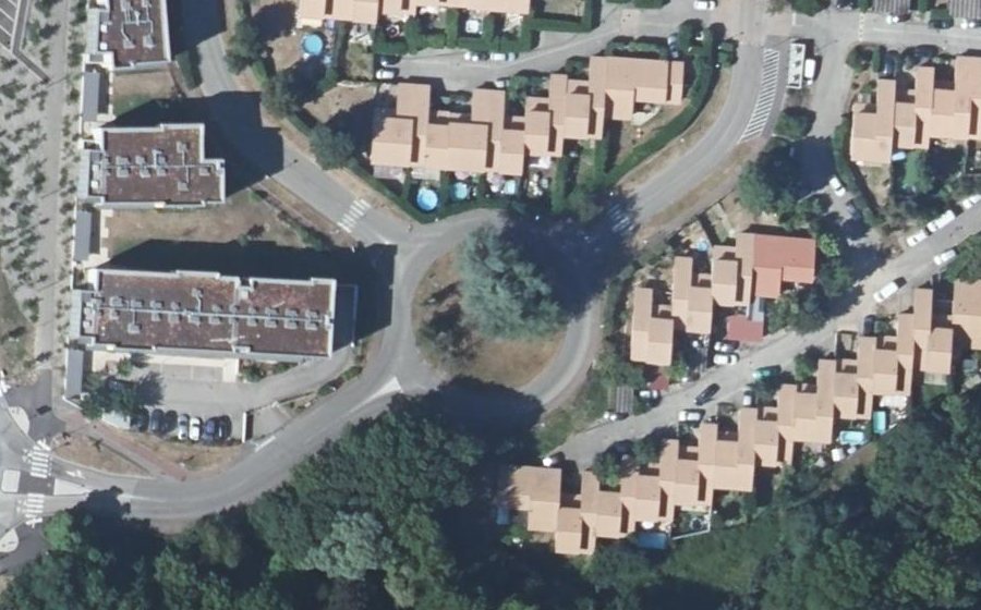 Vue aérienne du Rond-point anonyme n°28768805