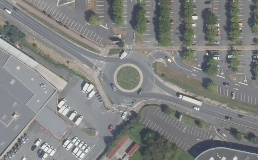 Vue aérienne du Rond-point anonyme n°28778686