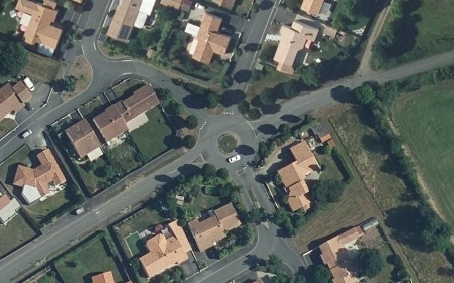 Vue aérienne du Rond-point anonyme n°287840444