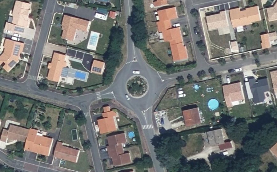 Vue aérienne du Rond-point anonyme n°287840447