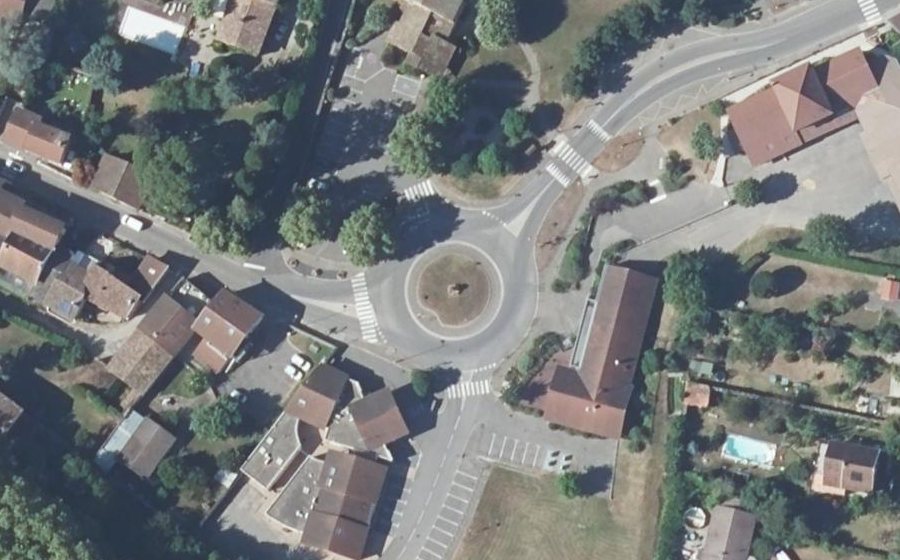 Vue aérienne du Rond-point anonyme n°28784237