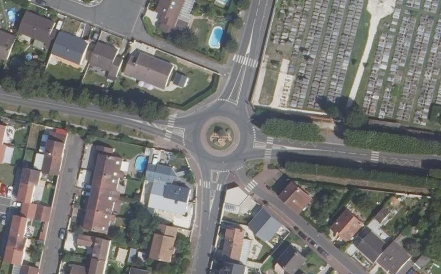 Vue aérienne du Rond-point anonyme n°28786608