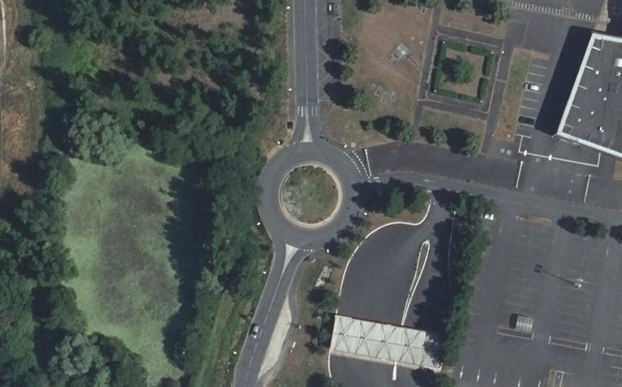 Vue aérienne du Rond-point anonyme n°287931874