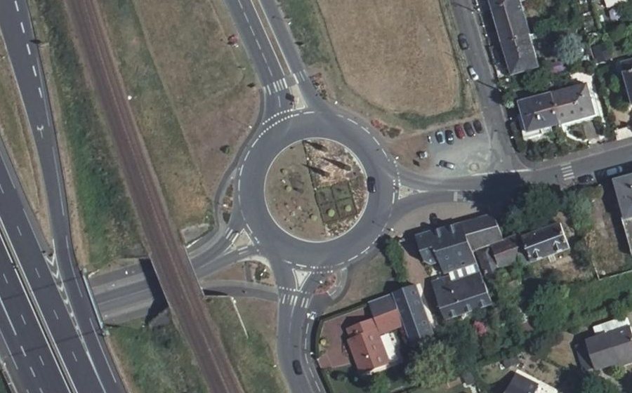 Vue aérienne du Rond-point anonyme n°287931907