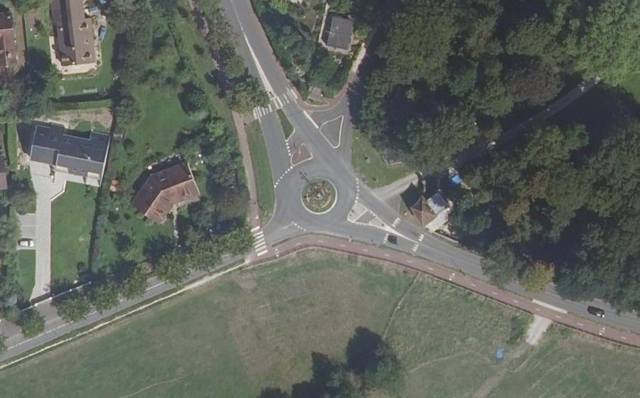 Vue aérienne du Rond-point anonyme n°28798176