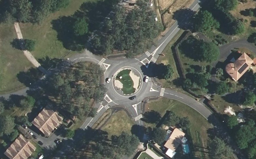 Vue aérienne du Rond-point anonyme n°288032751