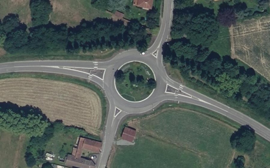 Vue aérienne du Rond-point anonyme n°28803836