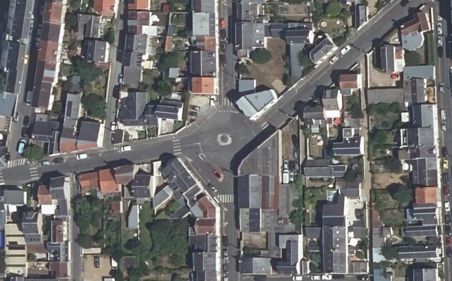 Vue aérienne du Rond-point anonyme n°288082310