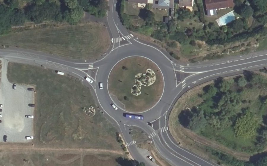 Vue aérienne du Rond-point anonyme n°288153485