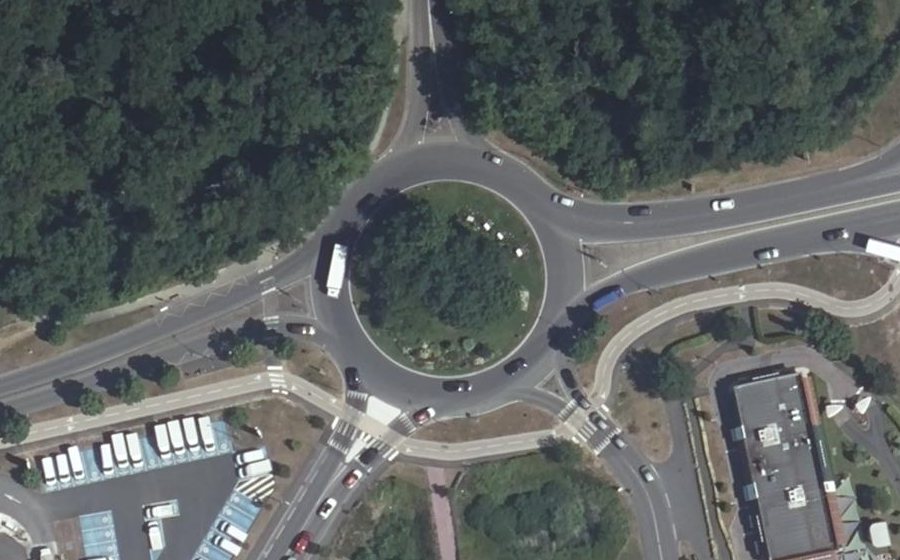 Vue aérienne du Rond-point anonyme n°288153488