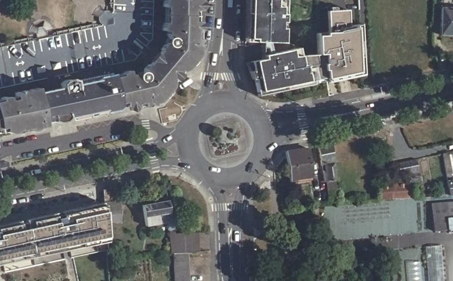 Vue aérienne du Rond-point anonyme n°288153494