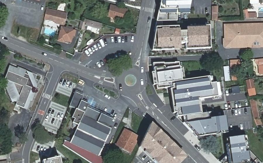 Vue aérienne du Rond-point anonyme n°288171799