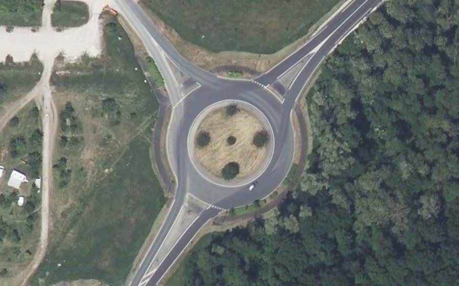 Vue aérienne du Rond-point anonyme n°288186004