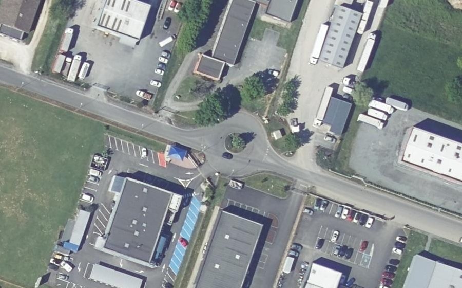 Vue aérienne du Rond-point anonyme n°28819131