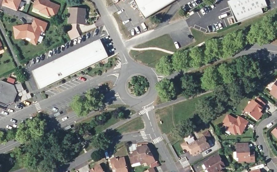 Vue aérienne du Rond-point anonyme n°288208566