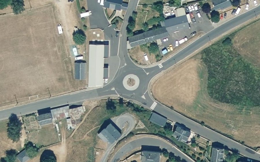 Vue aérienne du Rond-point anonyme n°28820865