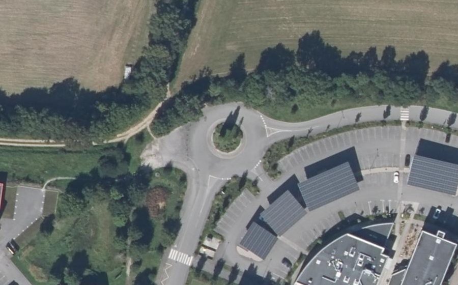 Vue aérienne du Rond-point anonyme n°288363817