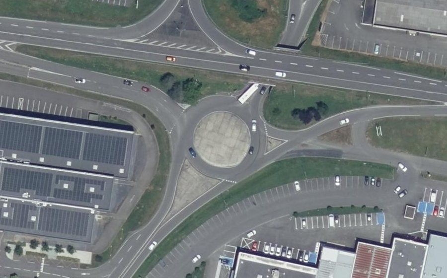 Vue aérienne du Rond-point anonyme n°28836619