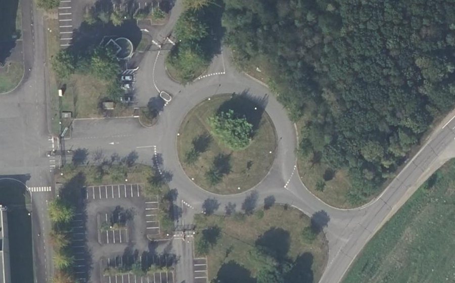 Vue aérienne du Rond-point anonyme n°288530190