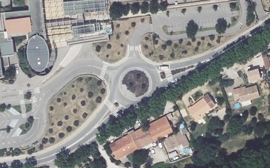 Vue aérienne du Rond-point anonyme n°28856827