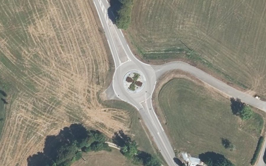 Vue aérienne du Rond-point anonyme n°288580784