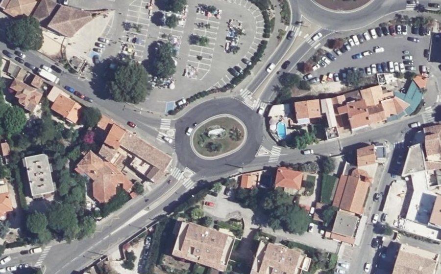 Vue aérienne du Rond-point anonyme n°28864303