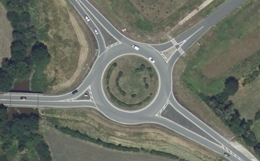 Vue aérienne du Rond-point anonyme n°28864346